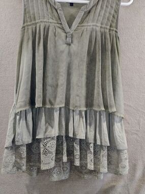 Sleeveless High-Low Layered Lace Top in Sage Green